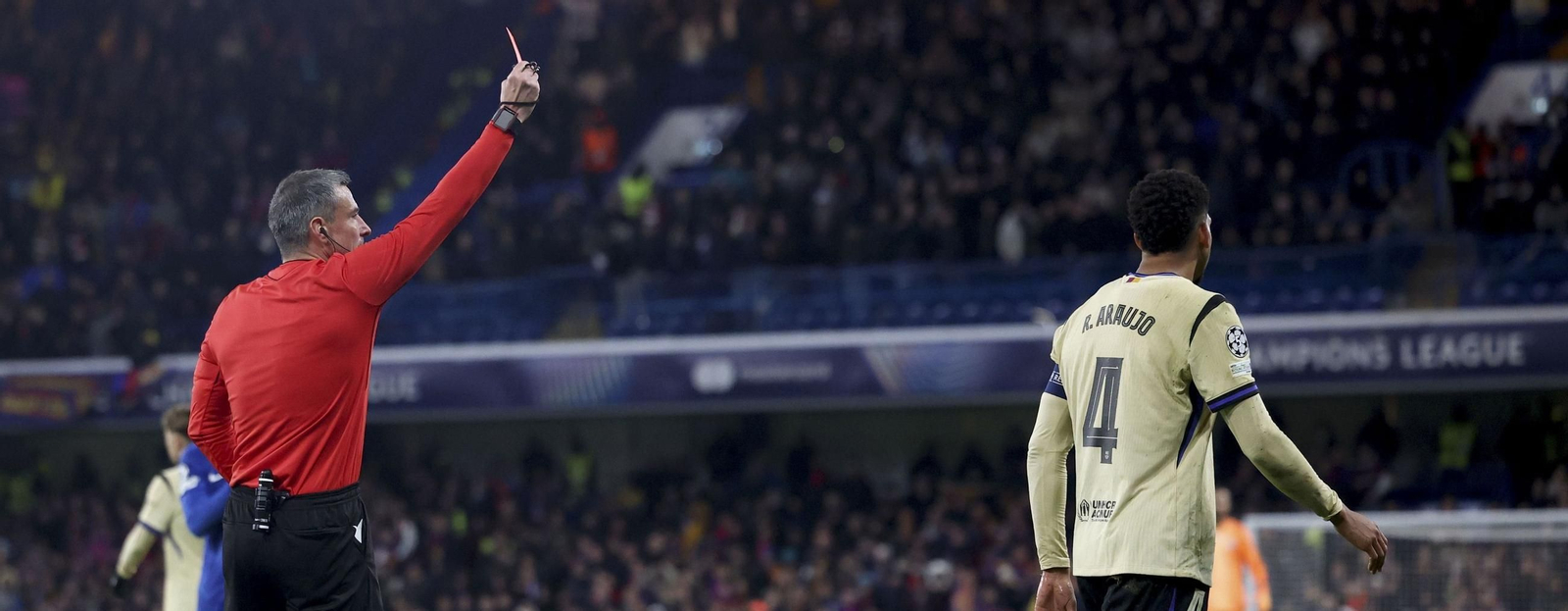 Araujo se autoexpulsa antes del descanso en una acción decisiva para la goleada al Barcelona.