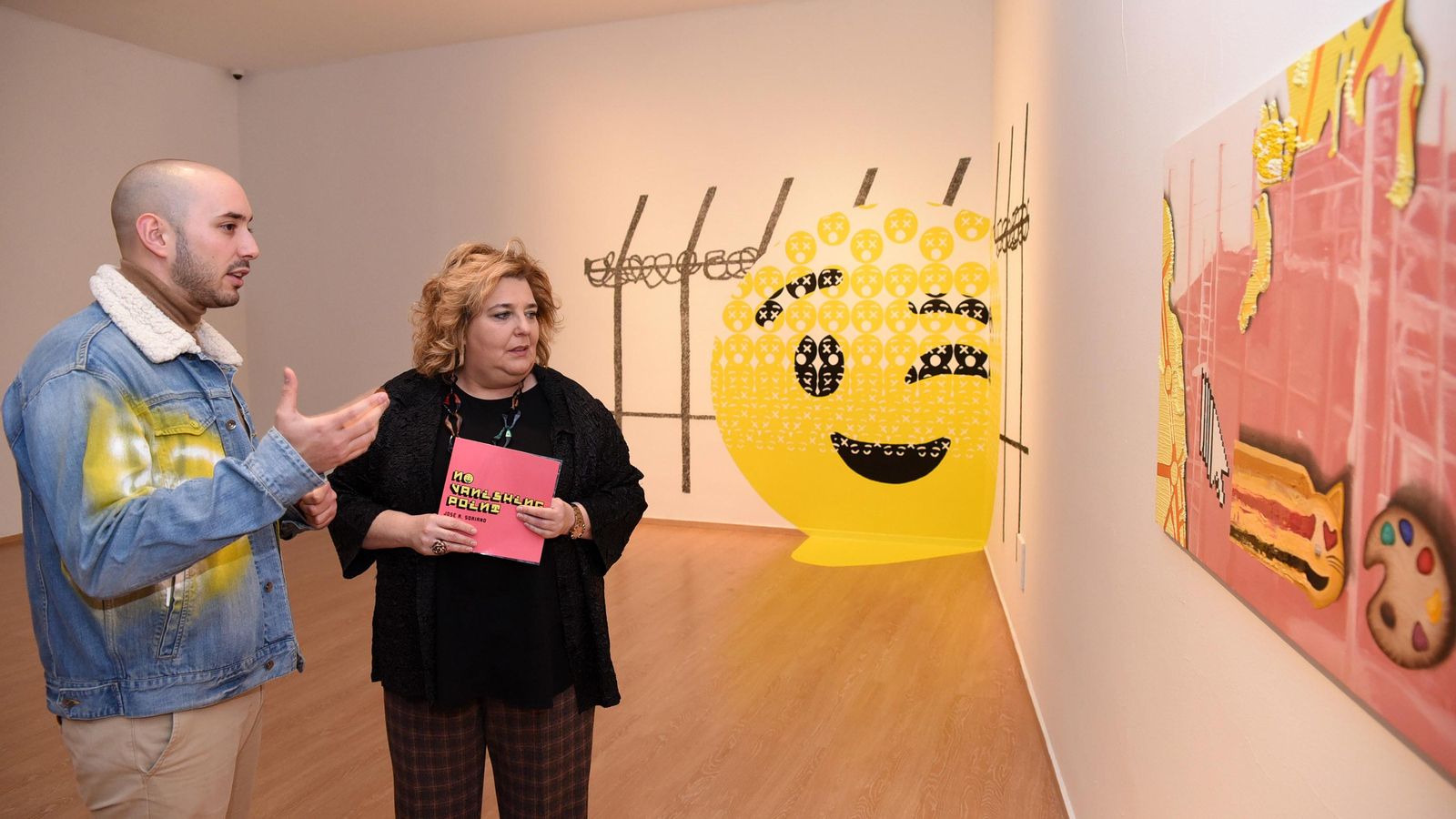 El autor le explica a la diputada de Cultura, Fátima Gómez, el significado de la muestra.