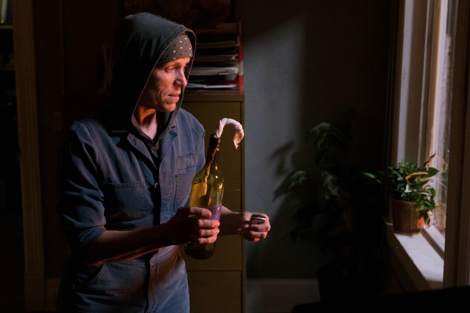 Tres anuncios en las afueras.