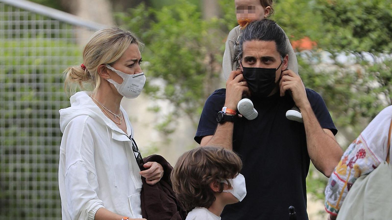 Con sus dos hijos, Amancio y Matilda, y su esposo, en la hípica.