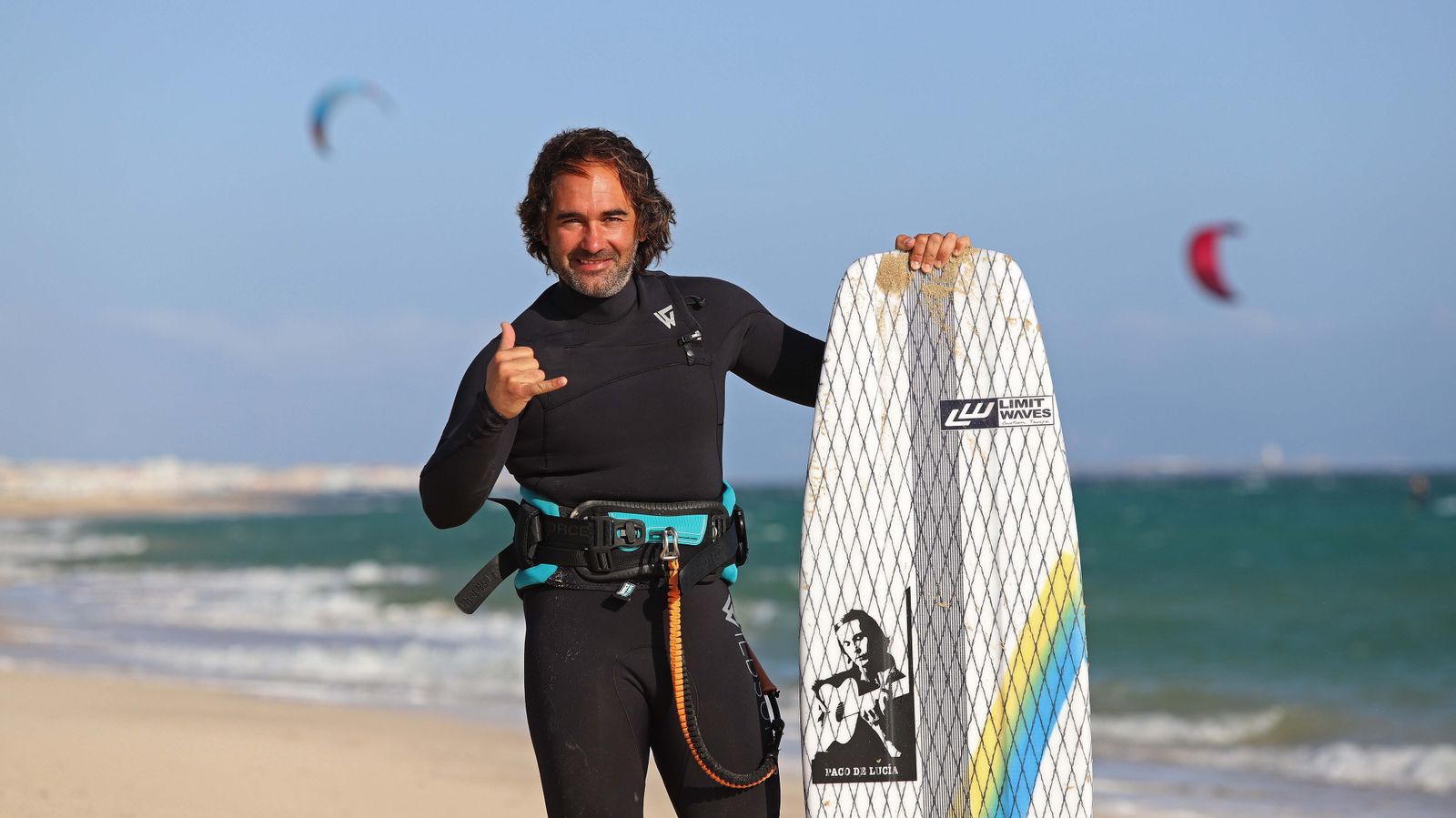 Fonsy Delgado rinde homenaje a Paco de Lucía en las playas de Tarifa
