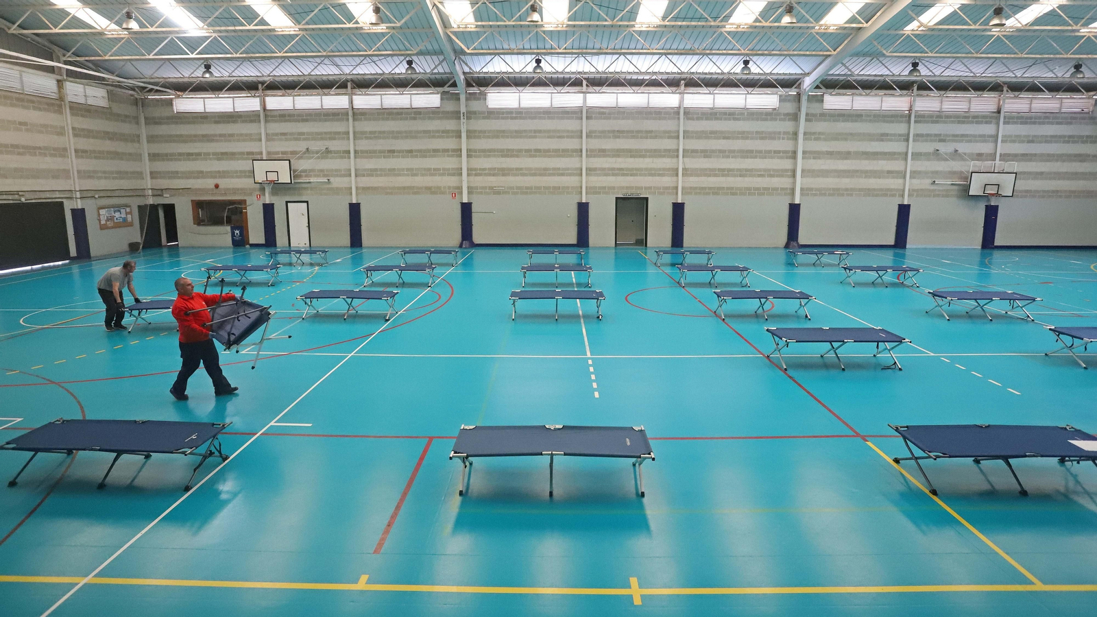 Montaje del albergue de emergencia en El Saladillo