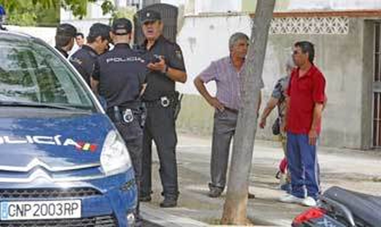 Agentes vigilan el exterior de la vivienda de Santo Tomás de Aquino el día en que se perpetró el asesinato. /Pascual