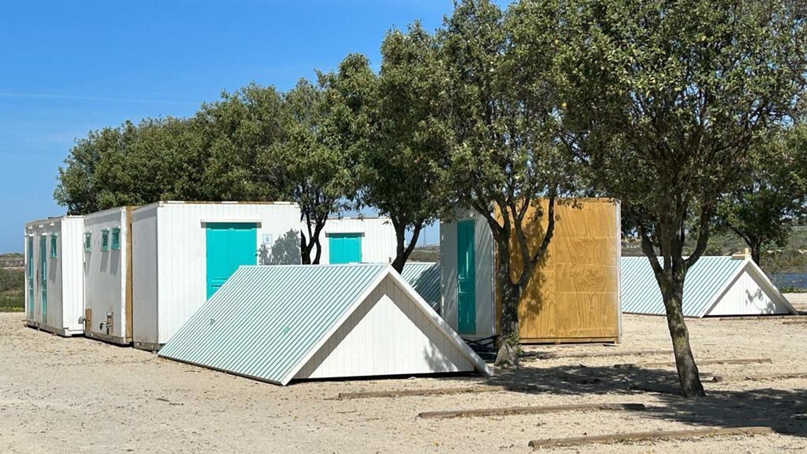Los módulos de la playa de Camposoto preparados para su instalación.