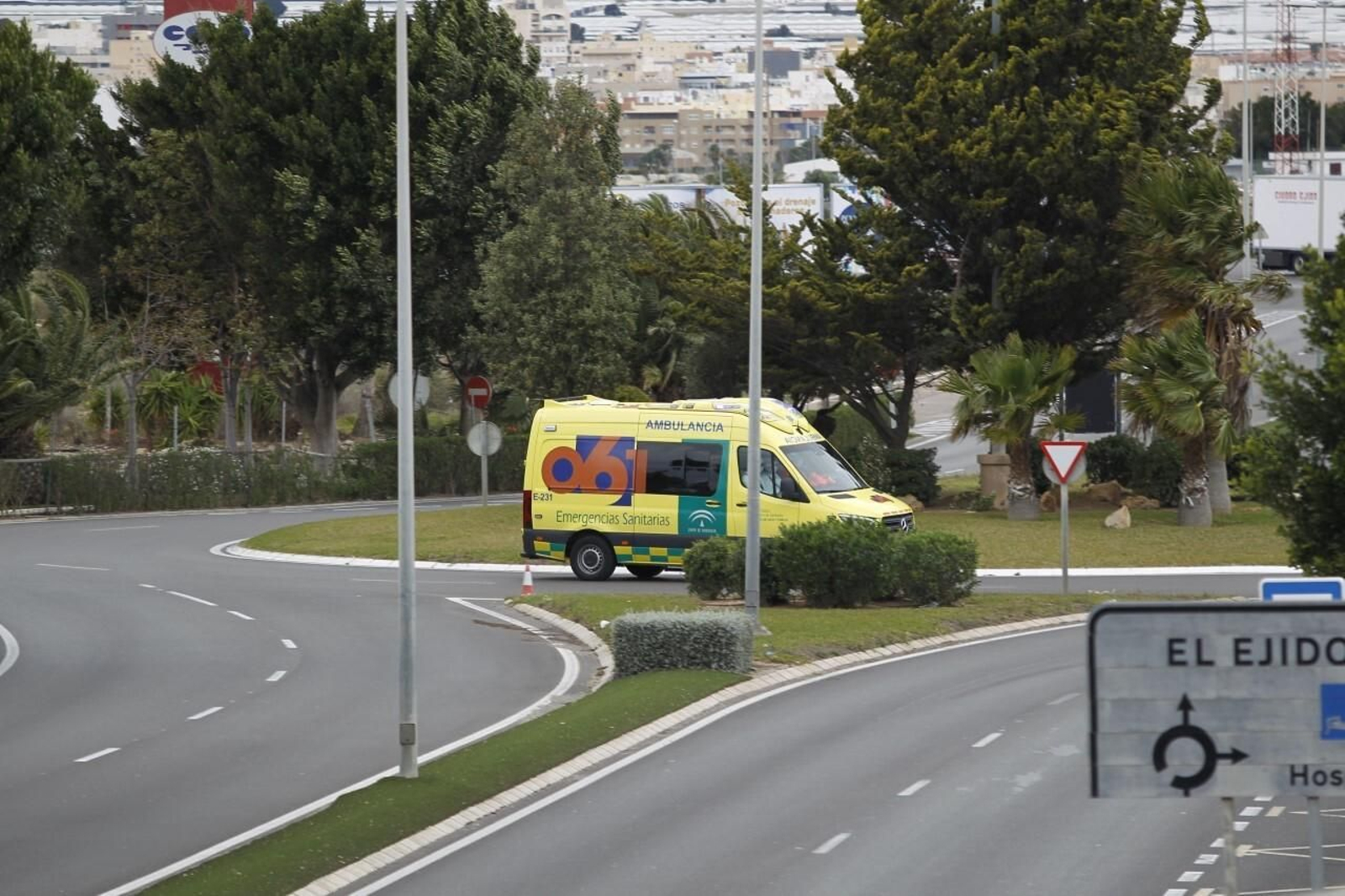 Una ambulancia del 061 llega al Hospital de Poniente con un paciente y los sanitarios equipados con los Equipos de Protección Individual