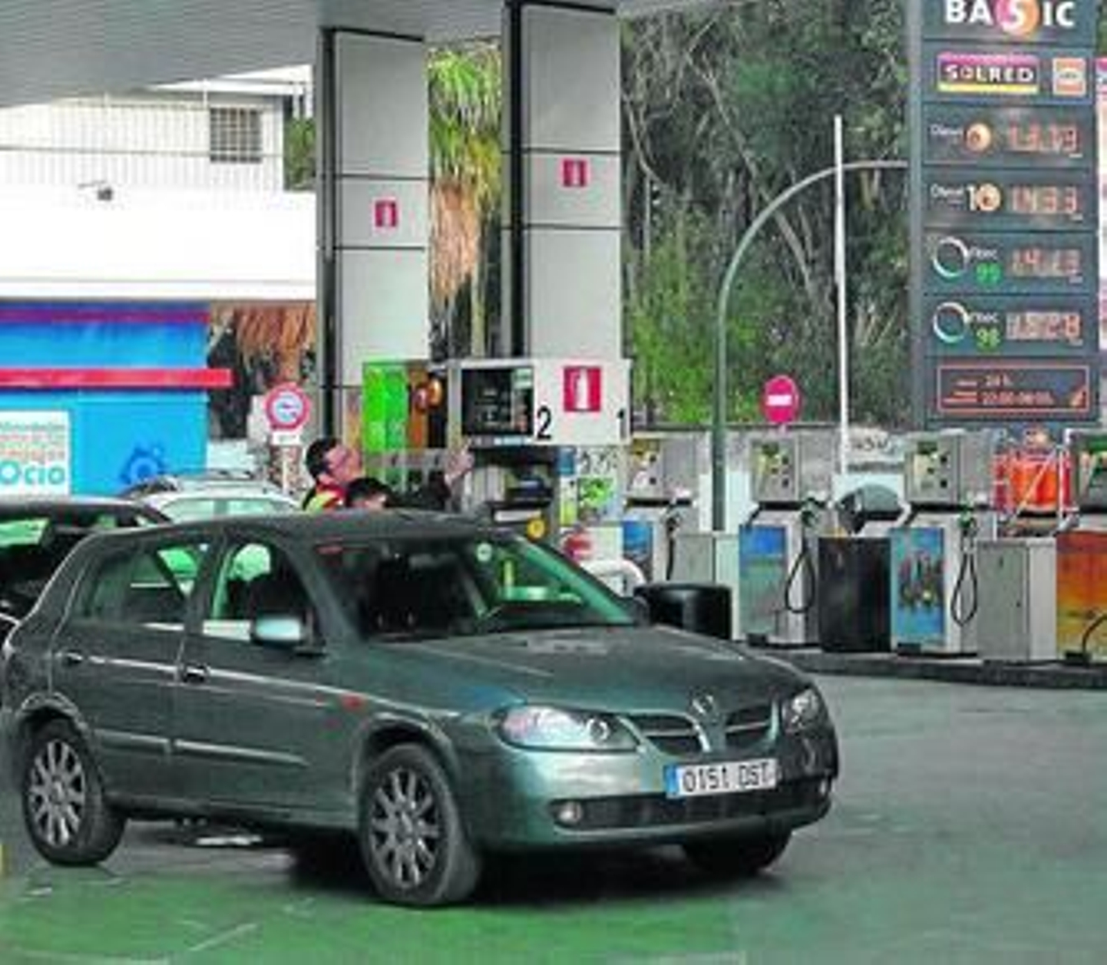 Un coche sale de una gasolinera en Málaga.