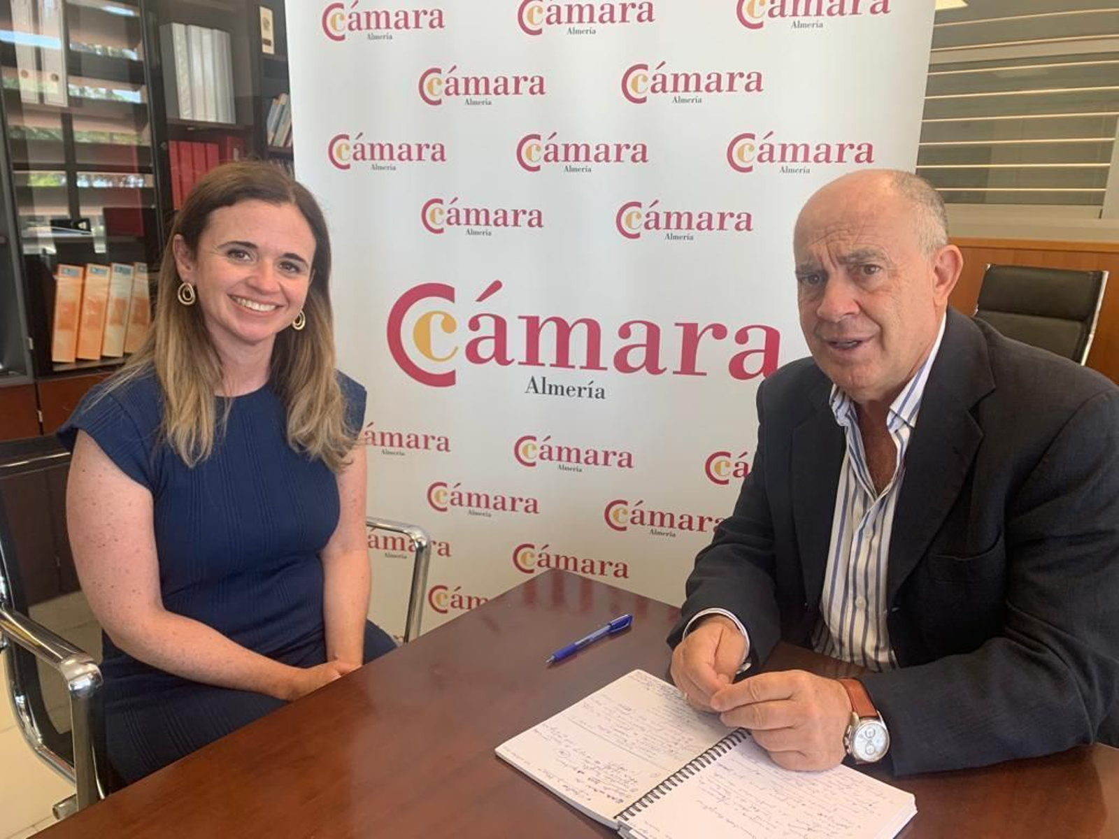 El Director de la Cámara de Comercio de Almería, Víctor Cruz y Ana Luque, Responsable Desarrollo de Negocio de Cámara Certifica