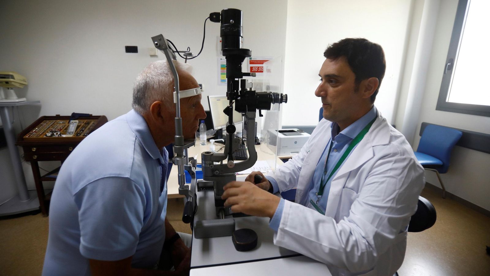 El doctor Fabio Contieri atiende a un paciente.