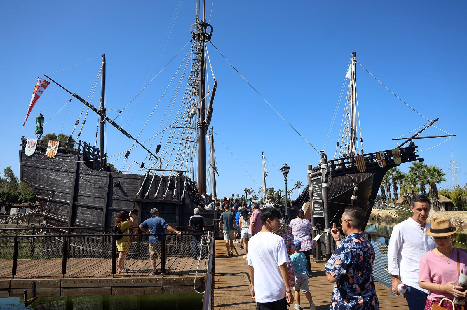Imágenes de la Jornada de Puertas Abiertas del Muelle de las Carabelas con motivo del 3 de agosto