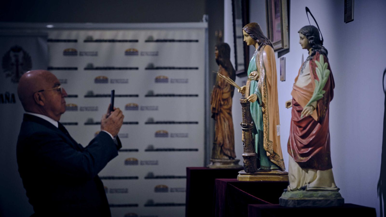 Exposición de  las imágenes relativas a Santa Barbaraque se custodian en las dependencias que el RACTA-4