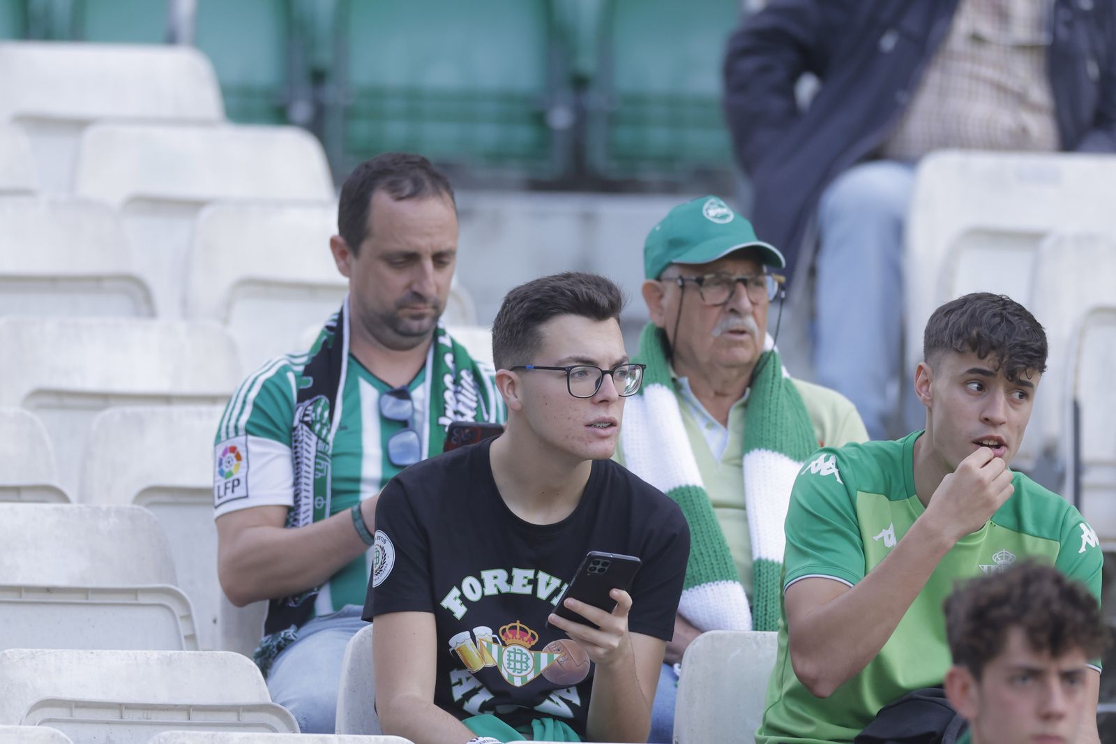Búscate en las fotos del Betis-Manchester
