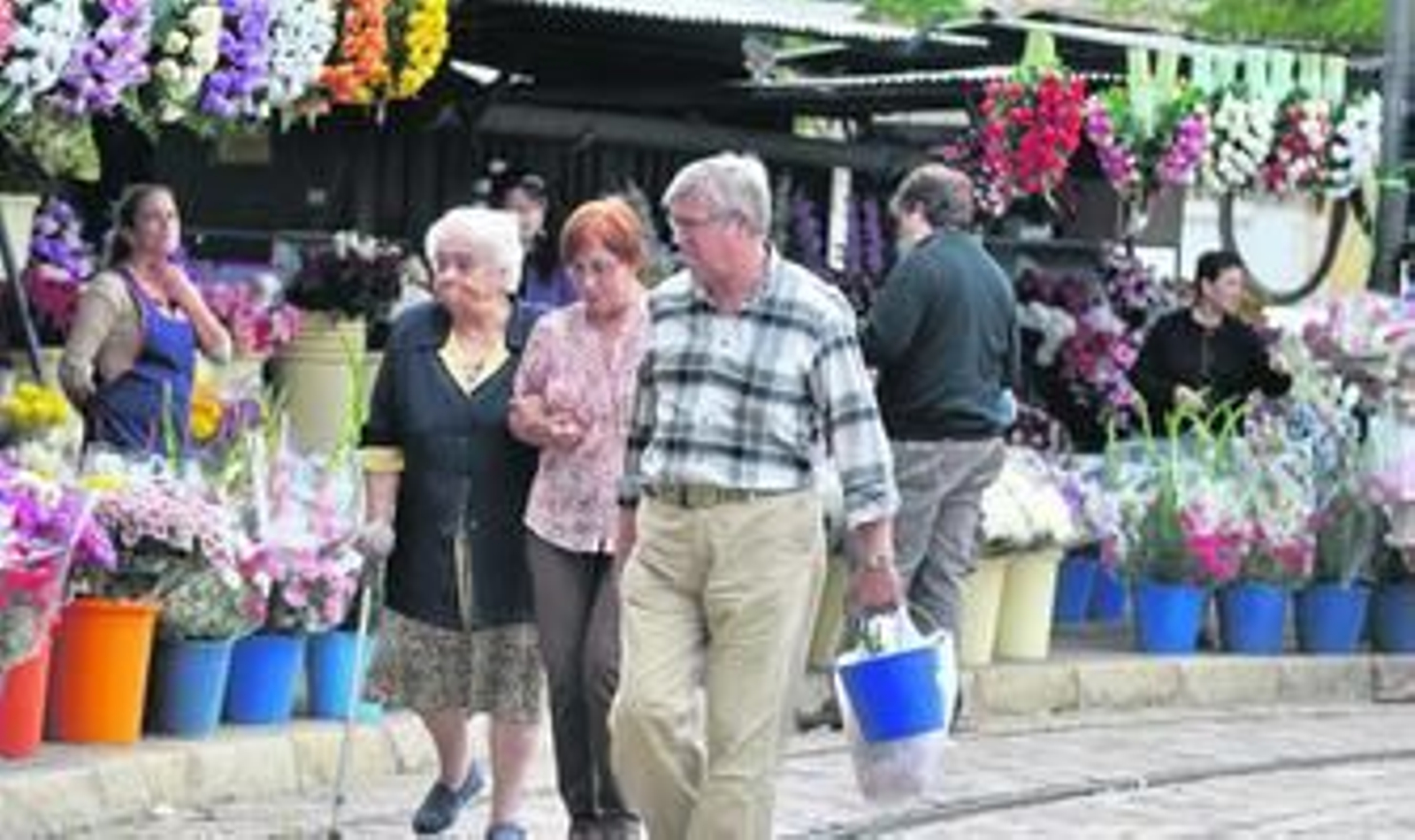El cementerio se convierte estos días en un ir y venir constante de gente limpiando y adornando panteones, lápidas y nichos.