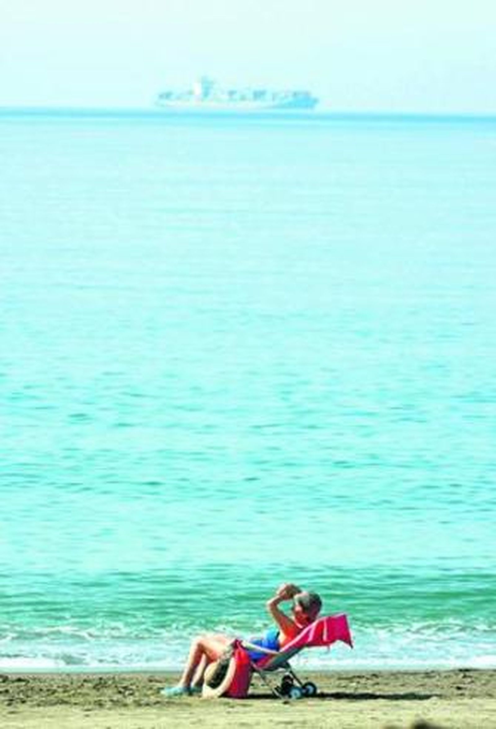 Una bañista tomaba el sol ayer en la playa de La Malagueta de la capital.