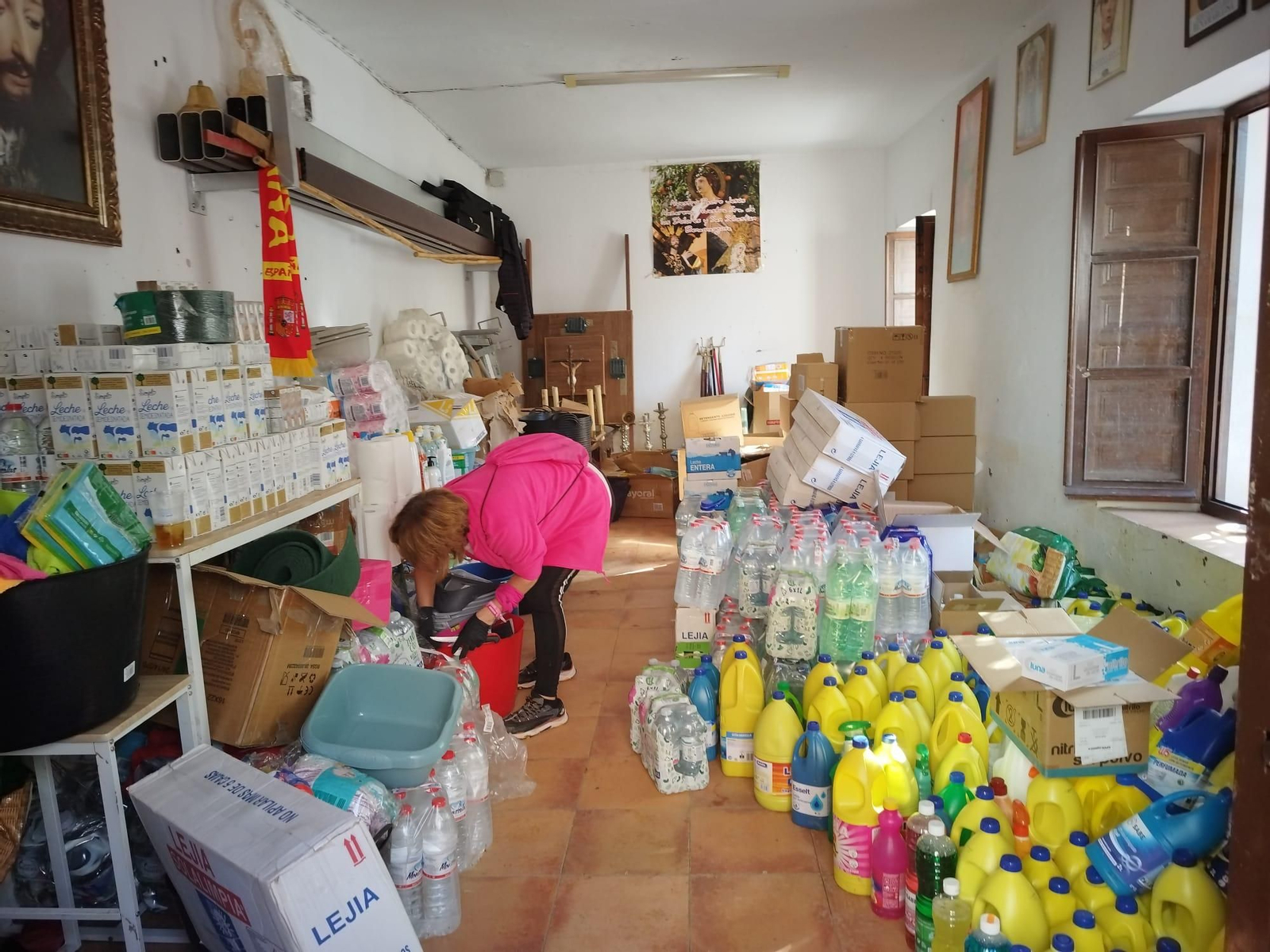Los voluntarios de la DANA: decenas de personas limpian las calles de Benamargosa (fotos)