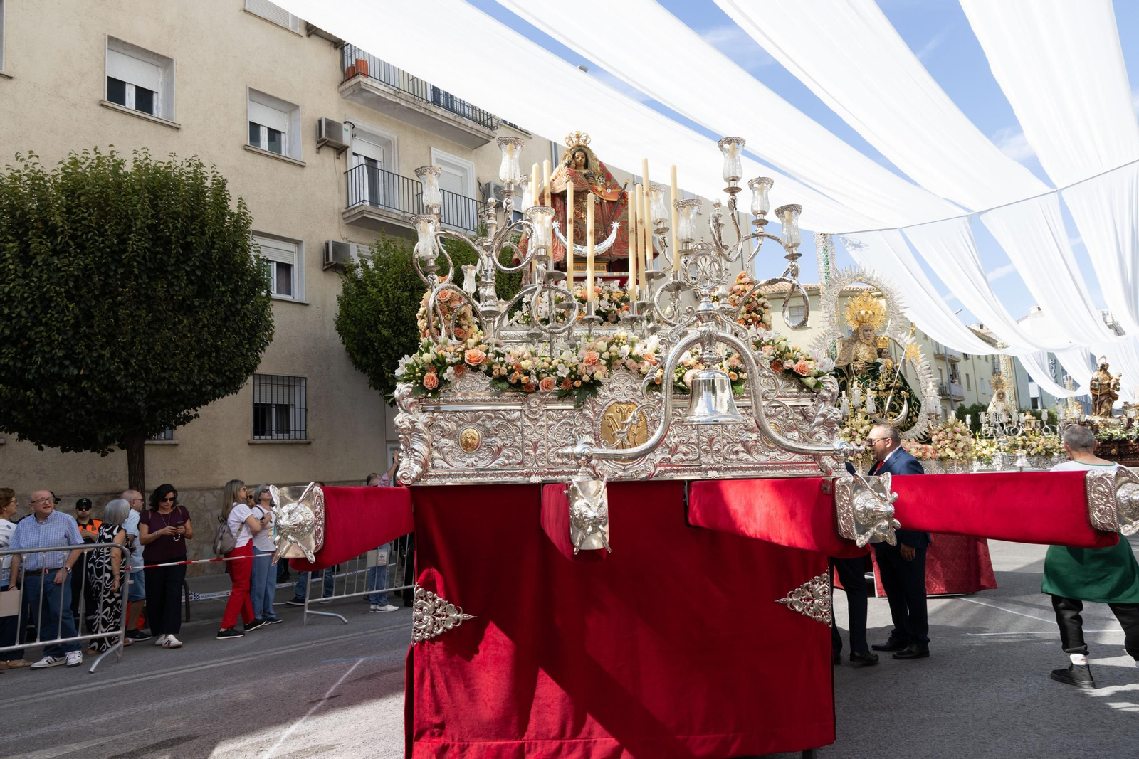 Un Jaén repleto de fieles acompañan los traslados de las veinte imágenes de la Magna (II)