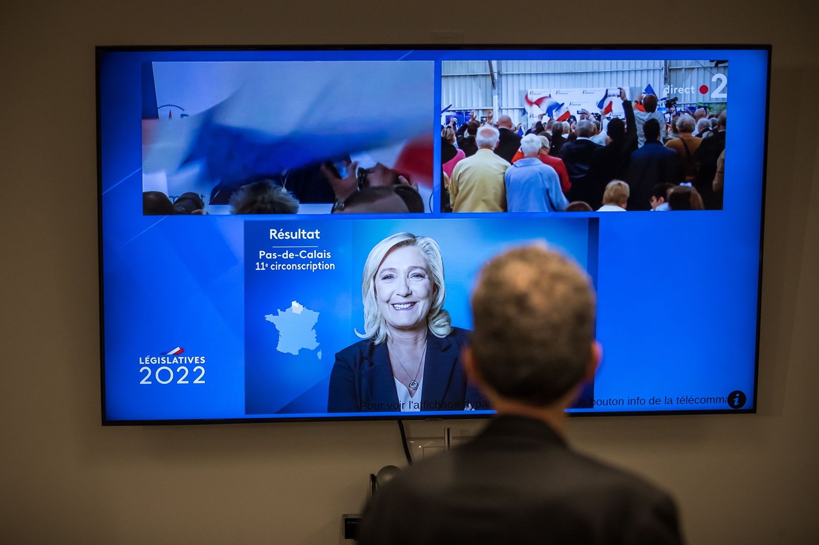 Un periodista observa en una pantalla el discurso de Marine Le Pen tras conocerse los resultados de la segunda vuelta.