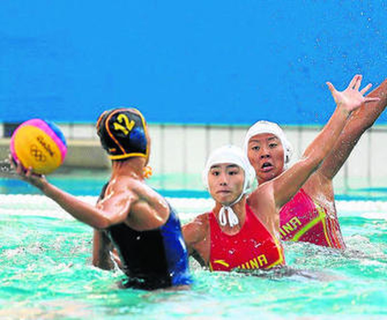 Laura López intenta salvar la oposición de dos jugadoras chinas.