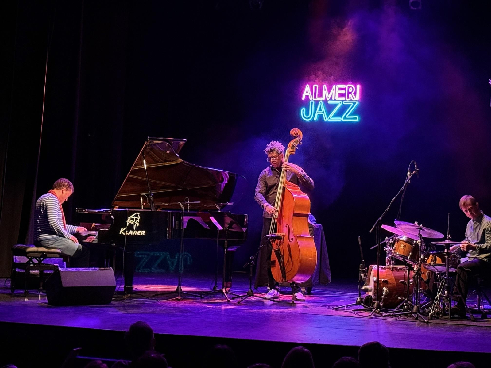 Jacky Terrasson al piano junto al contrabajista Felipe Cabrera y el batería Marc Miralta.