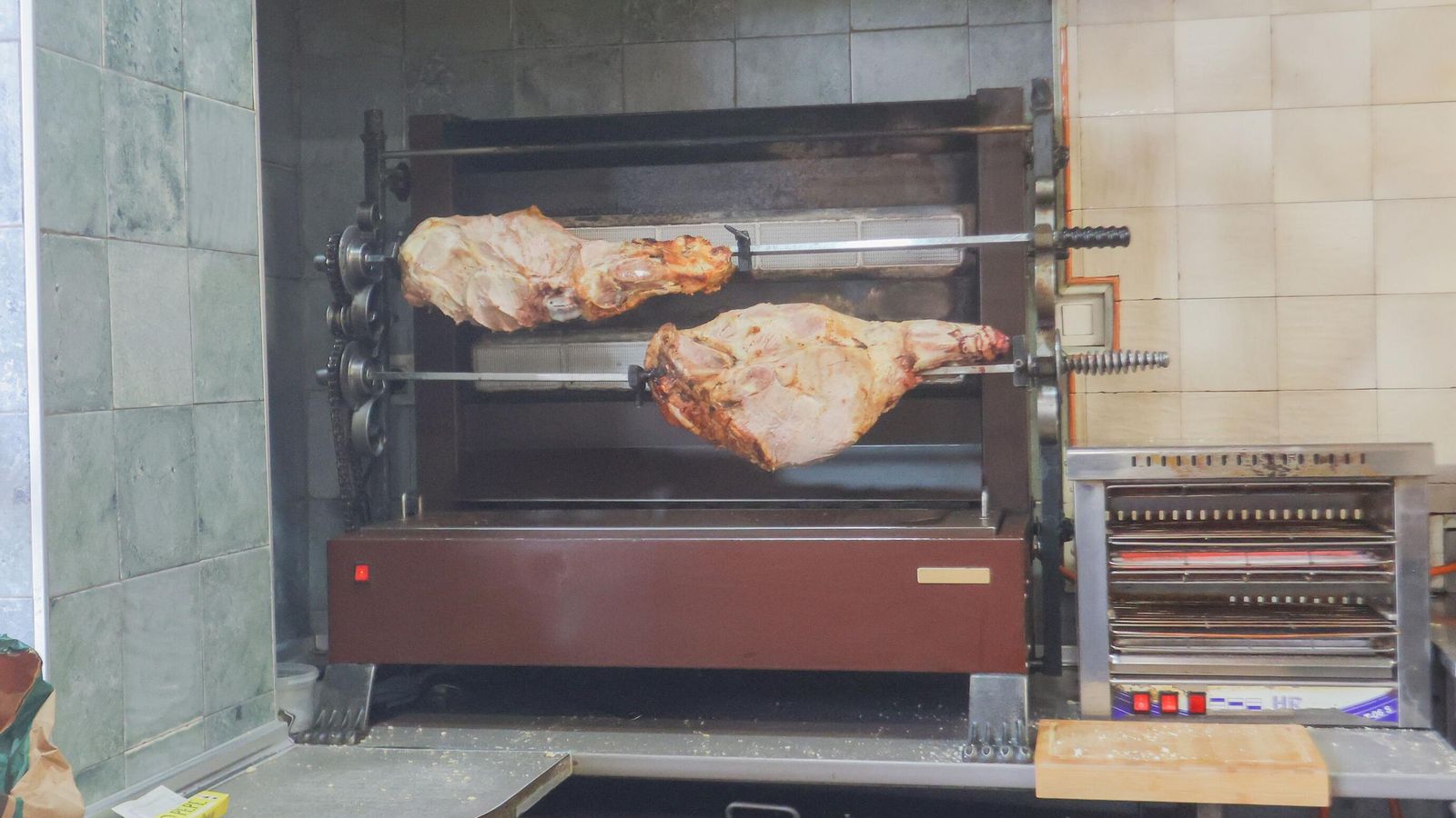 El jamón asado es el plato favorito de las personas que visitan el lugar.
