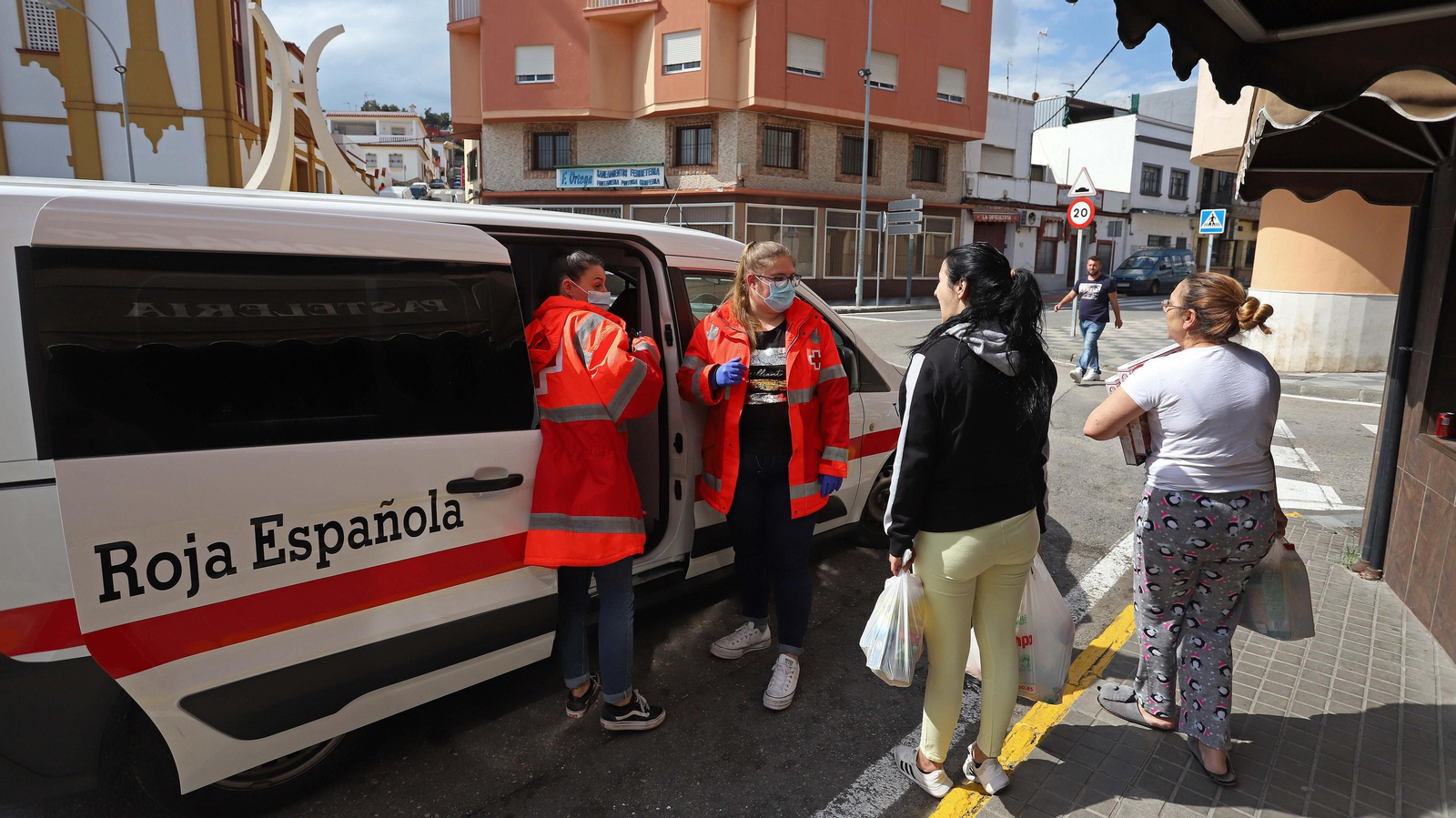 Reparto de kits alimenticios para familias de Cruz Roja