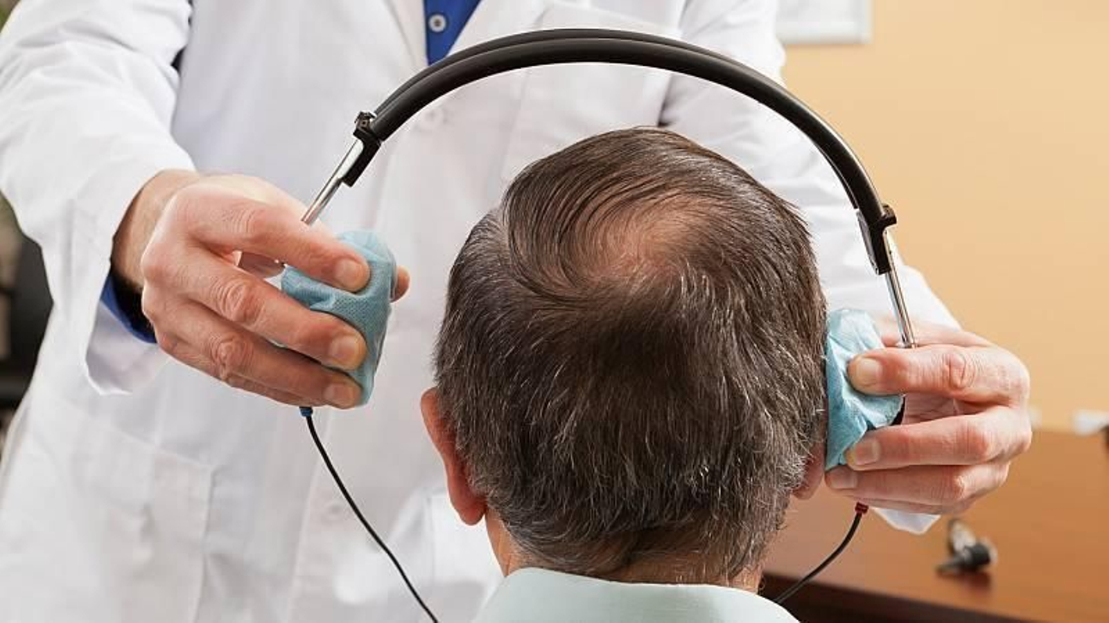 Una persona mayor escuchando música