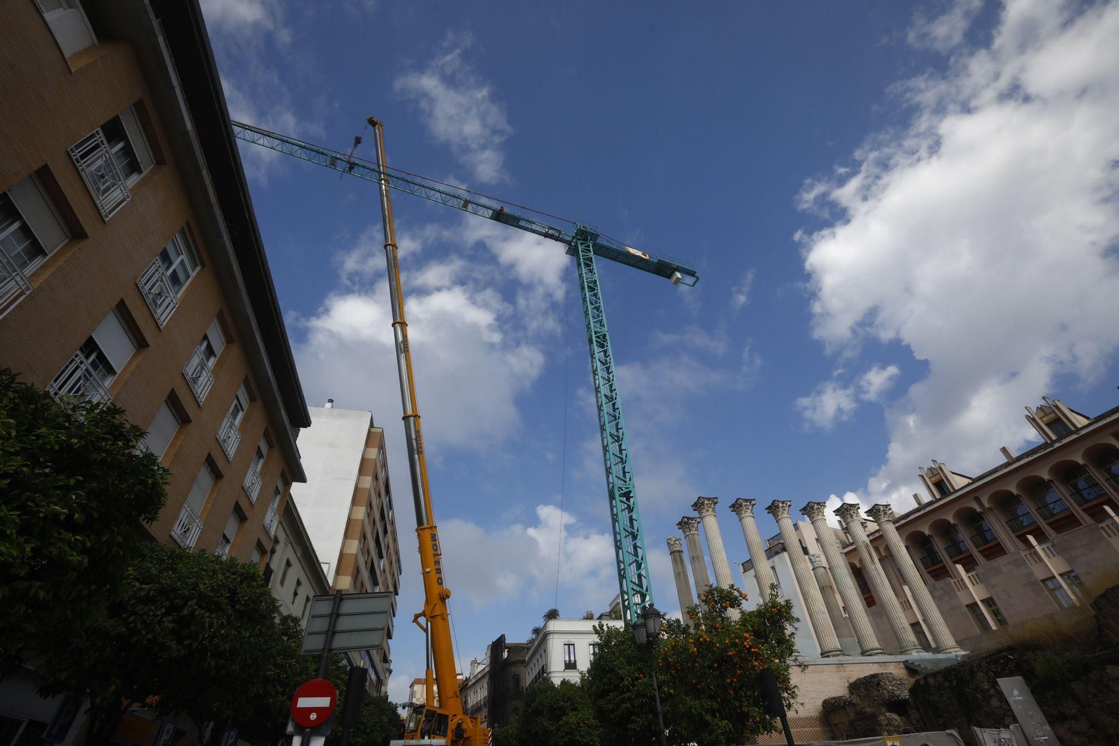 La retirada de la grúa del Templo Romano de la calle Claudio Marcelo, en imágenes