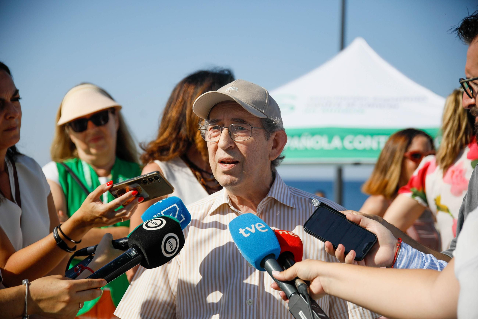 Las imágenes de la carpa informativa sobre prevención del cáncer de piel en Almería