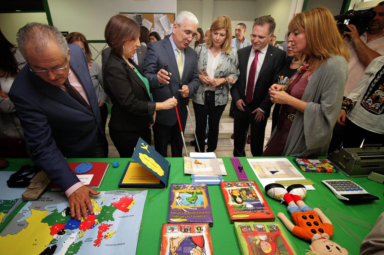 Nicolás Vargas y Francisco Abad muestran a los presentes los materiales tiflotécnicos.