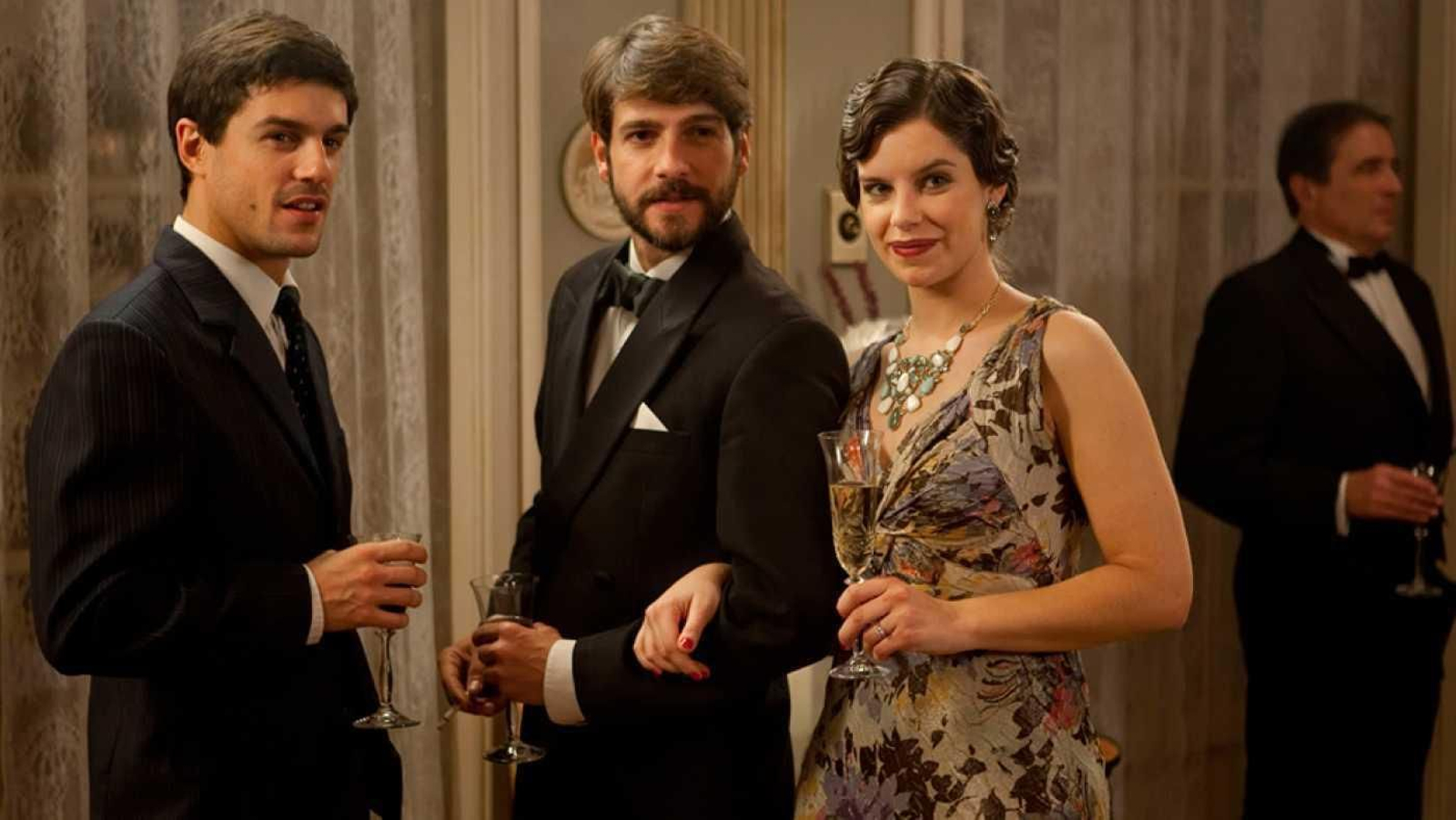 Alejo Sauras, Félix Gómez y Mariona Ribas en la 'peligrosa' serie 'La República'.