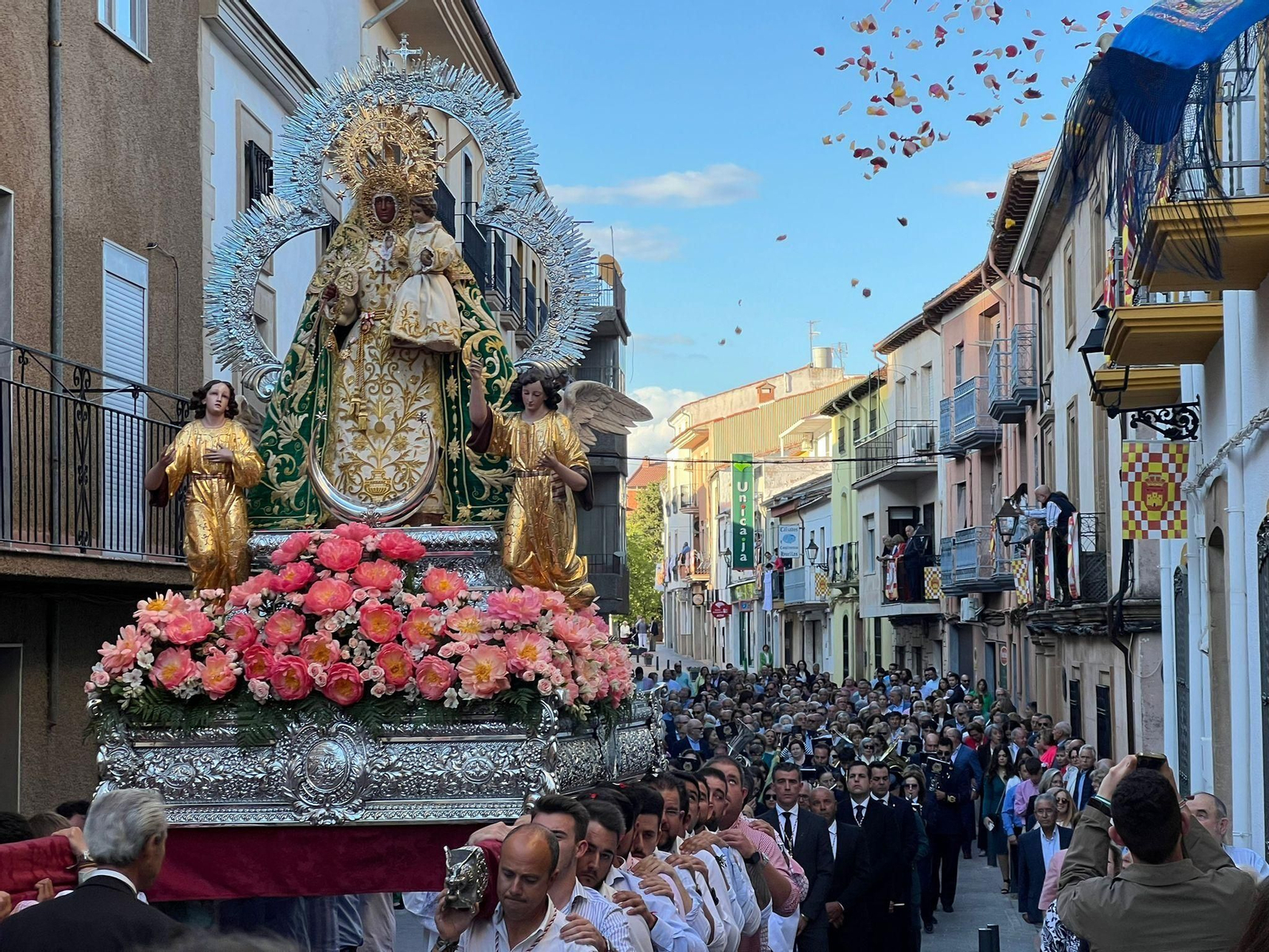 En imágenes: La patrona de Santisteban procesiona y renueva su mayordomía otro Pascuamayo