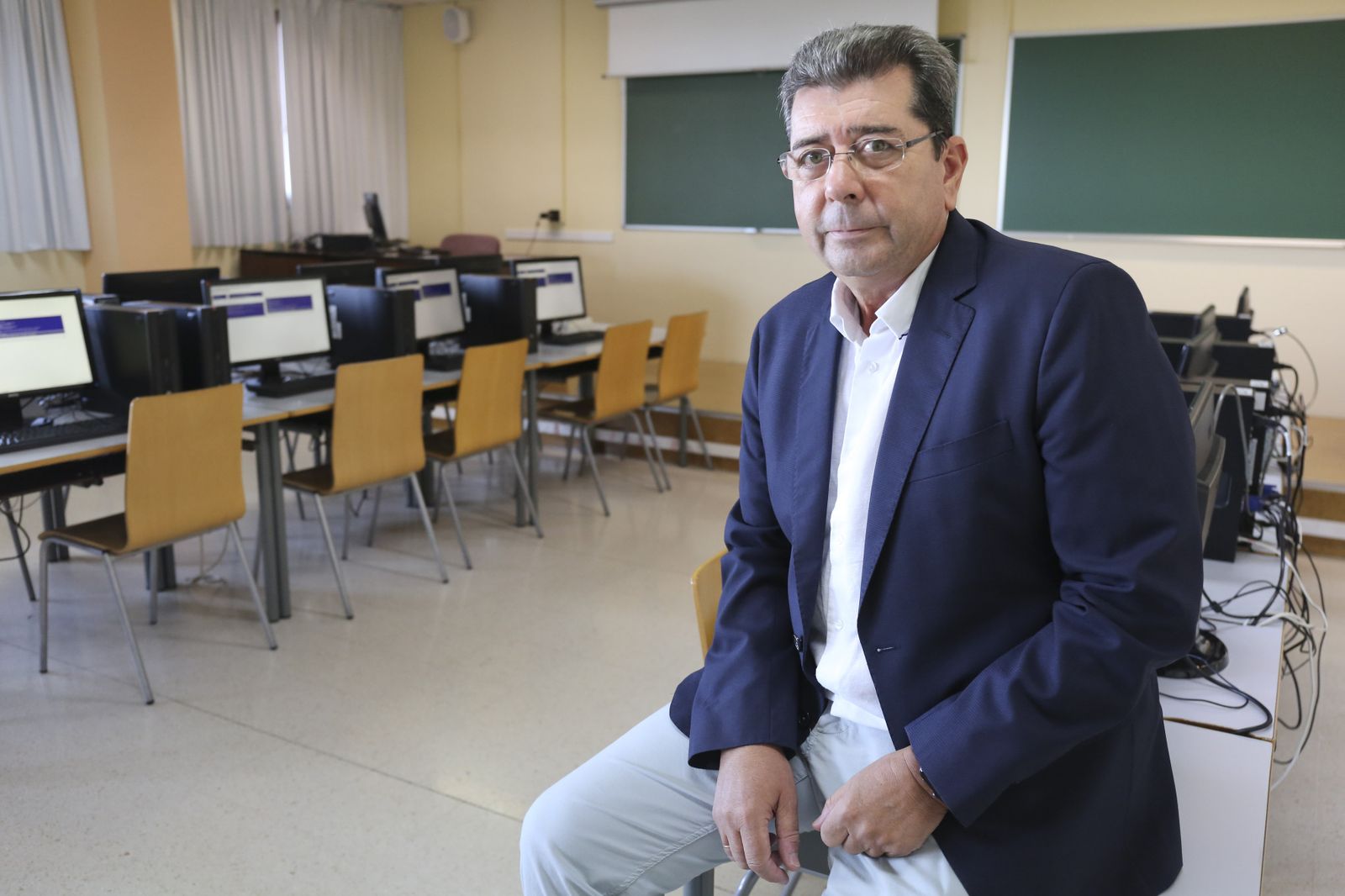 Antonio Guevara posa en una de las aulas de la facultad de Turismo de la UMA.