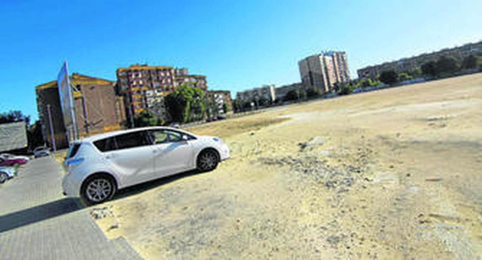 El solar de la ronda de la Oliva junto al colegio Fray Bartolomé de las Casas, en el que se construirá la comisaria de la Policía Nacional en el Polígono Sur.