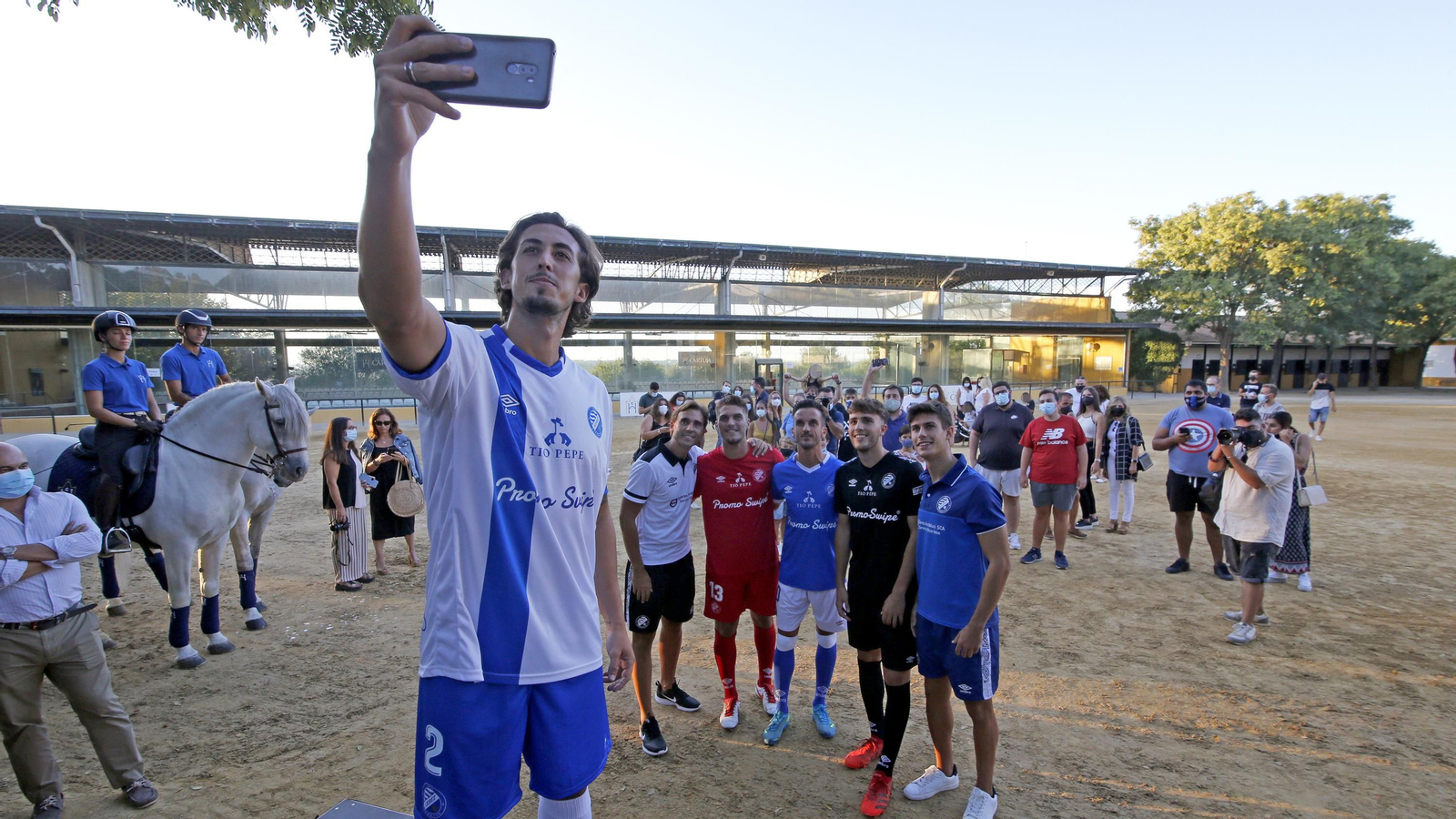 Imágenes de la presentación de las camisetas del Xerez DFC en la Yeguada de la Cartuja