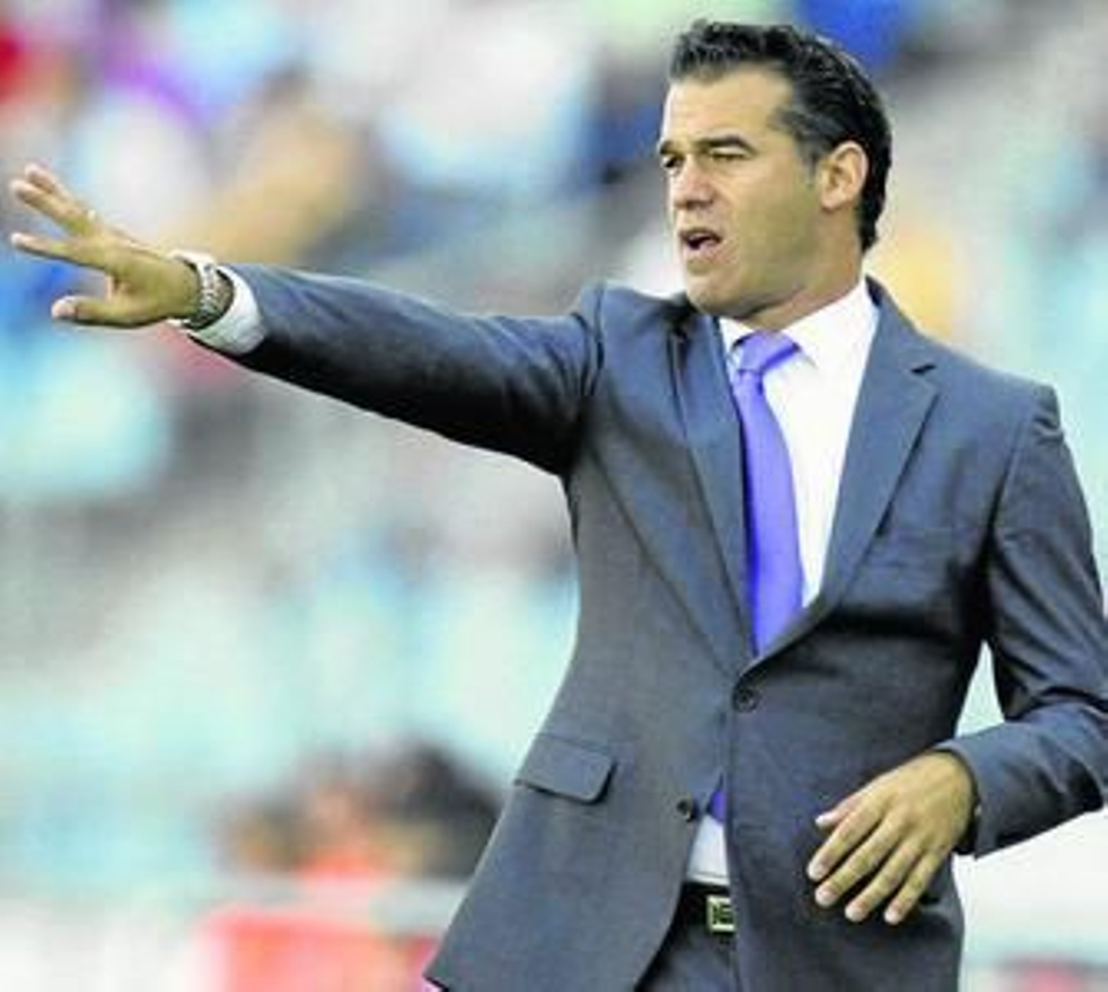 Luis García da instrucciones a sus jugadores durante un encuentro.