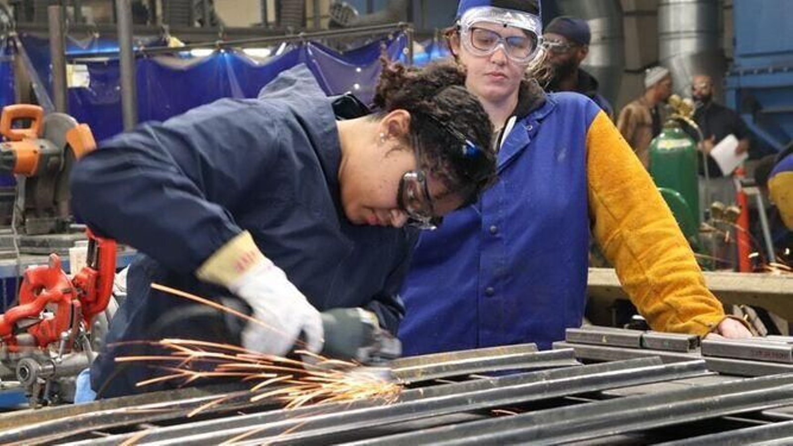 Trabajadores fijos discontinuos en una empresa del metal