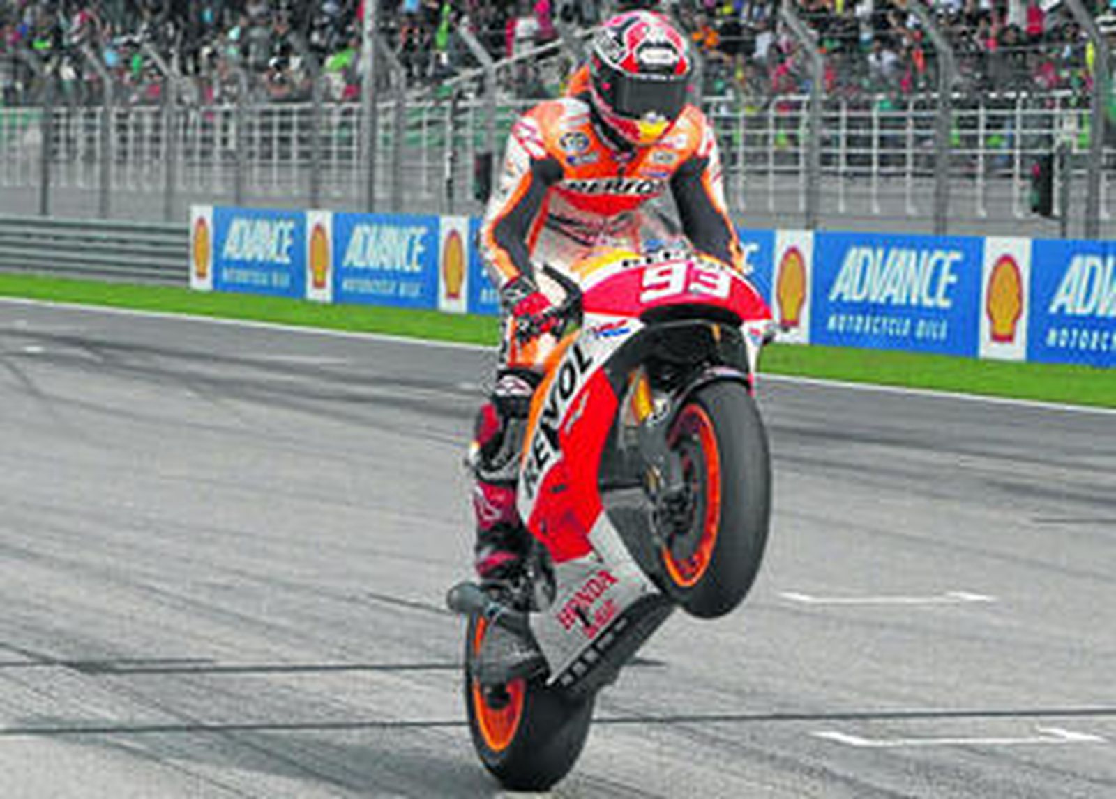 Marc Márquez cruza la meta del circuito de Sepang haciendo un 'caballito'.