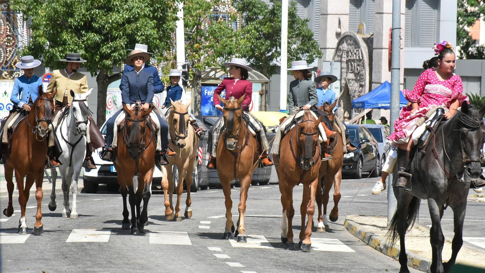 Caballistas por el Real de la Feria.
