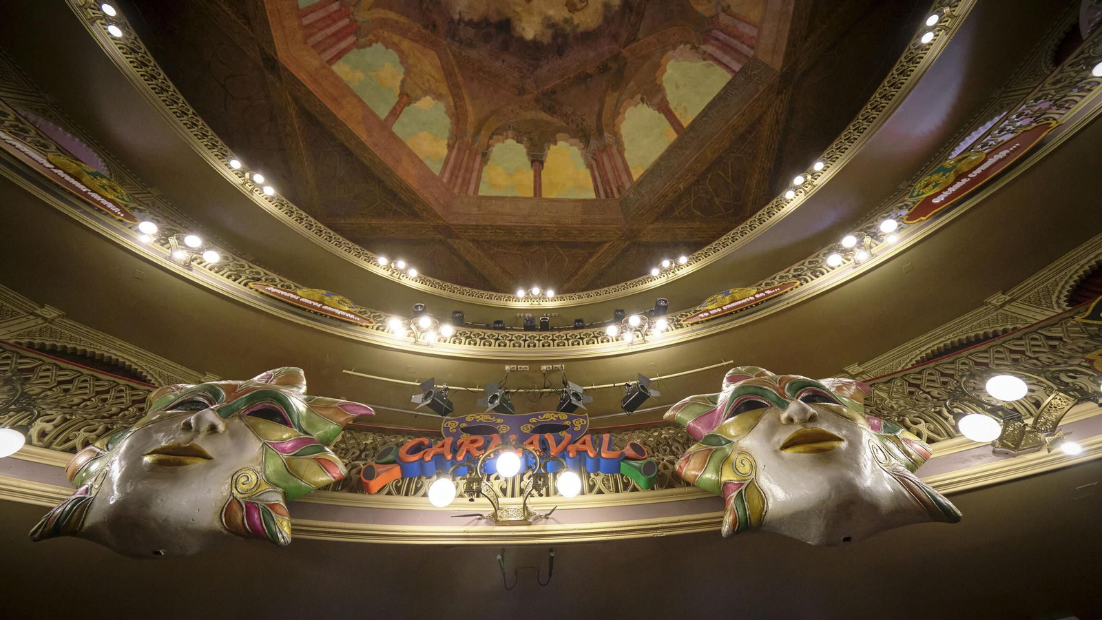Interior del Teatro Falla con una decoración para el Concurso de Agrupaciones.