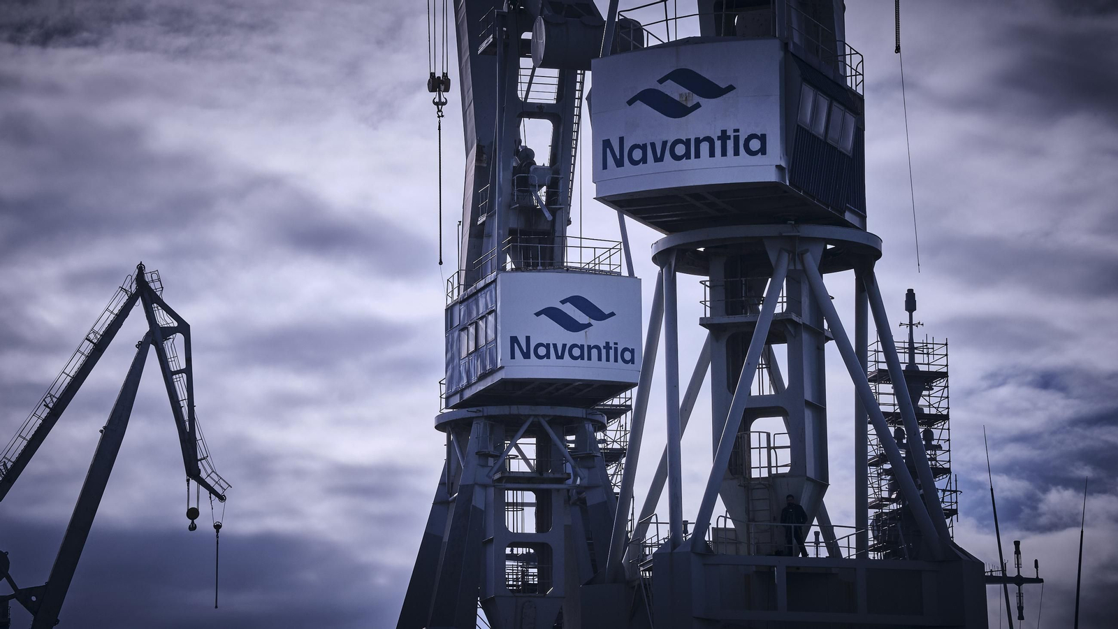 Grúas del astillero de Navantia San Fernando.