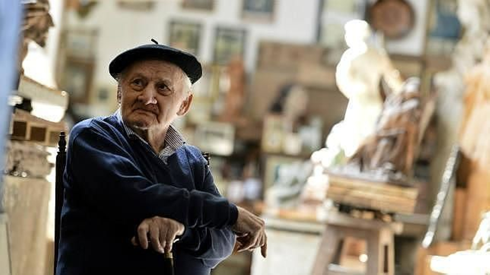 El escultor Juan Polo, en su taller.