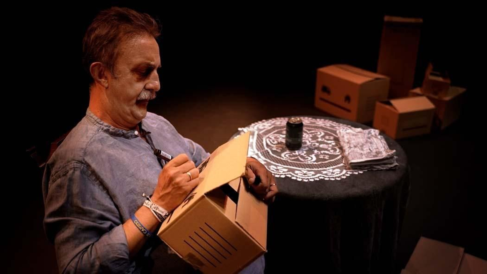 Un momento de la obra en clave de humor que protagoniza el mítico humorista y actor Santi Rodríguez.