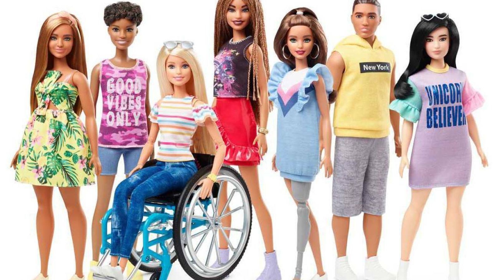 Barbies de diferentes razas, en silla de ruedas y con cuerpos diferentes.