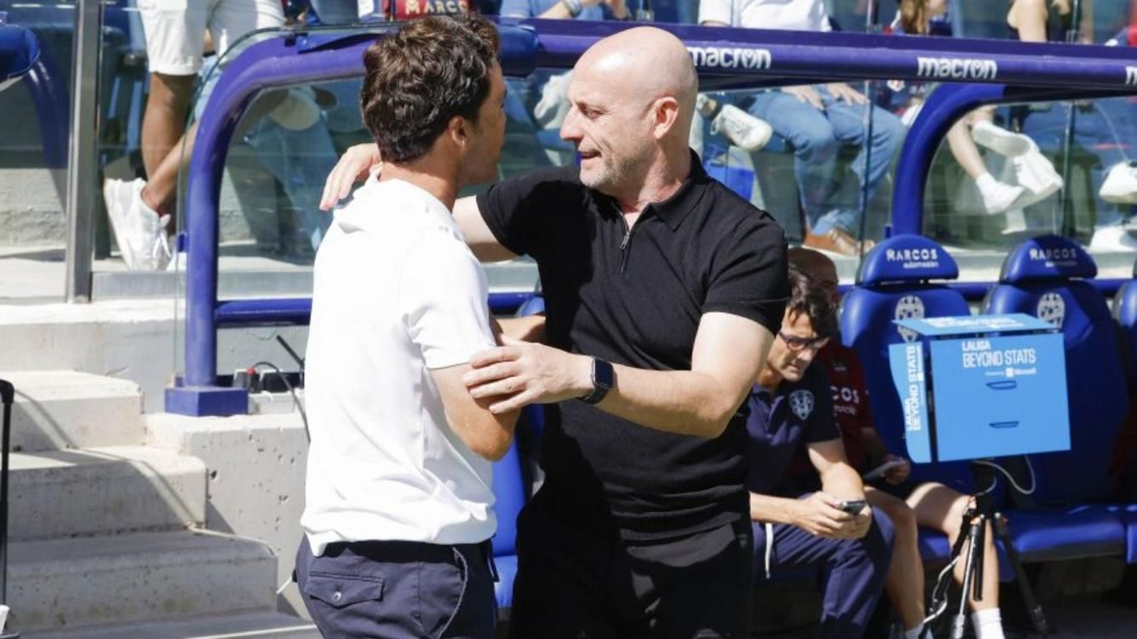 Rubi y Julián Calero se saludan antes del comienzo del encuentro.