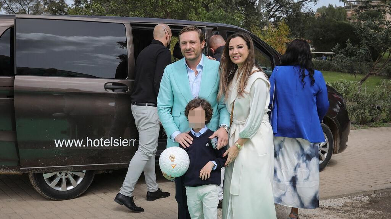 Artistas, políticos y empresarios en el bautizo de los nietos de José Luis López en Jerez