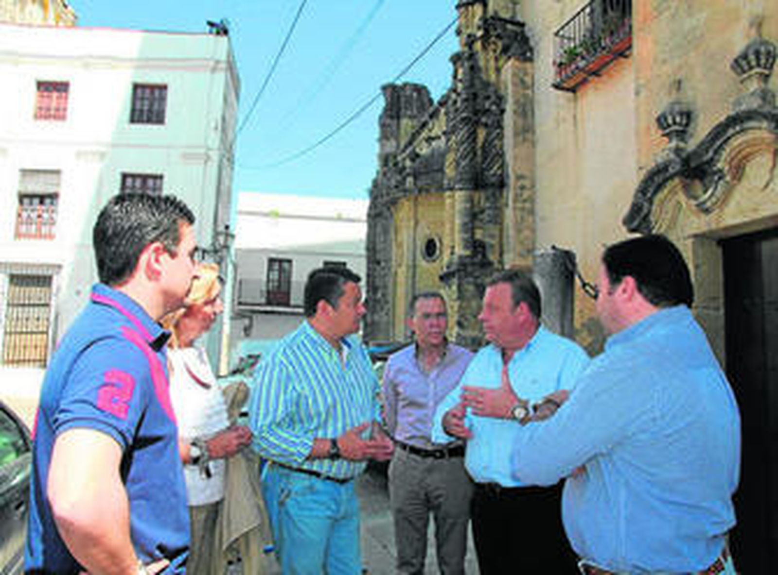 Los dirigentes populares, a las puertas del inmueble, en pleno casco antiguo de Arcos, donde irá el museo.