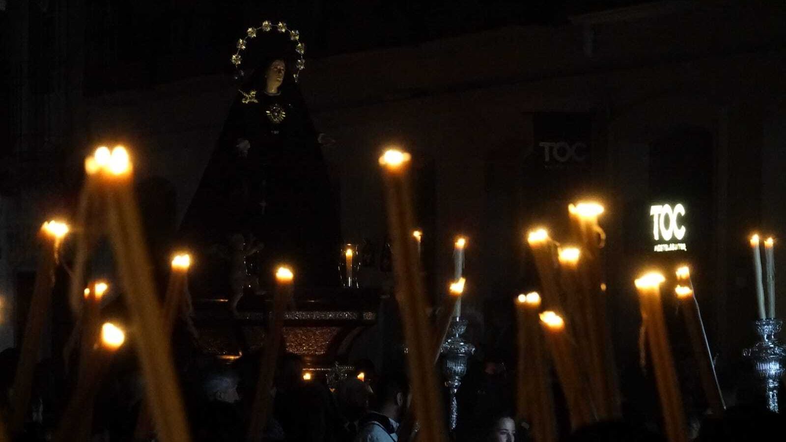 María Santísima de los Dolores en su discurrir por calle Comedias