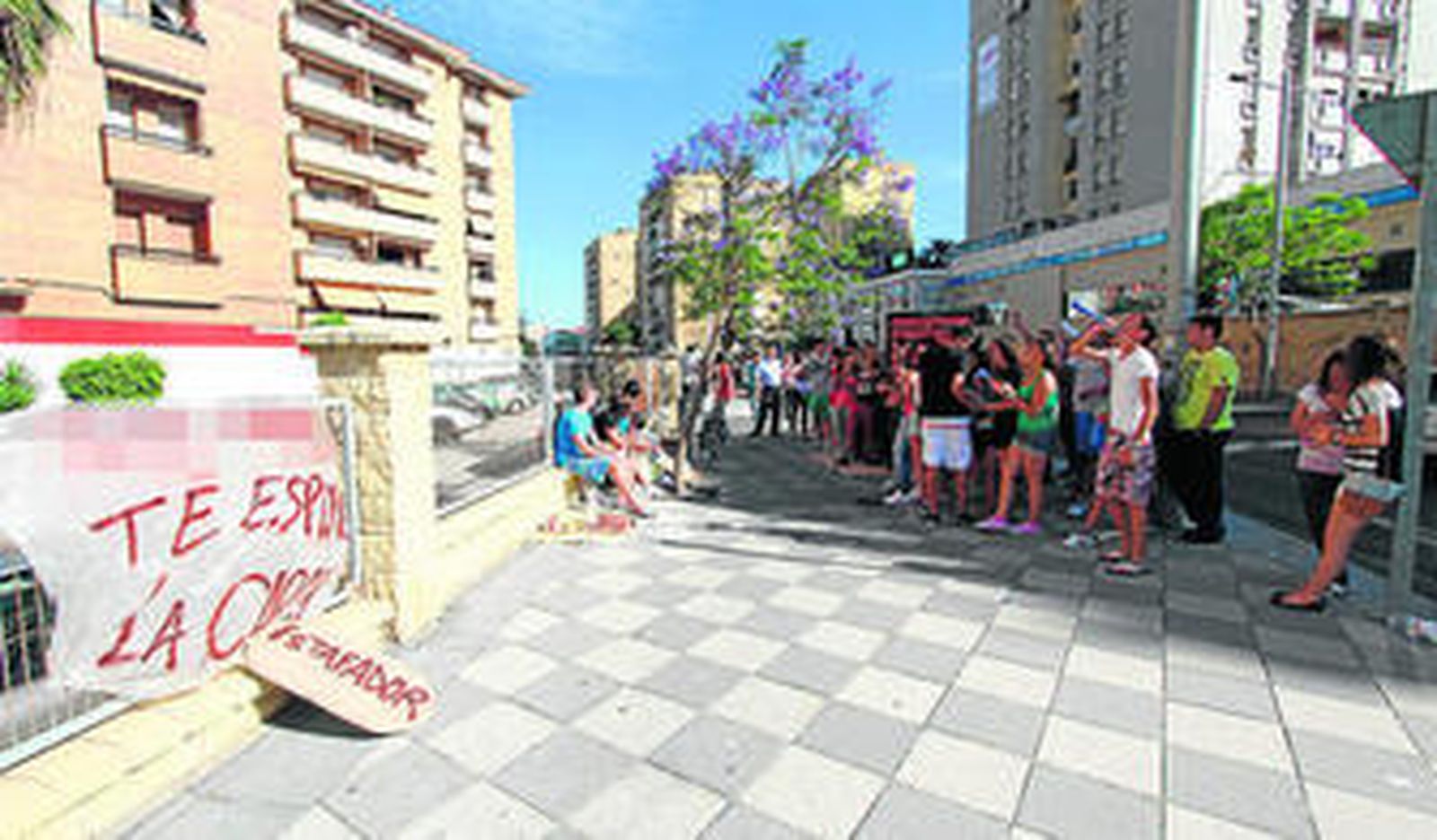 Los estudiantes del instituto, ayer, en un momento de la protesta.