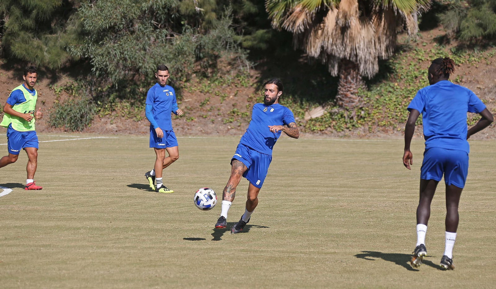 Antoñito se dispone a controlar el balón durante un entrenamiento