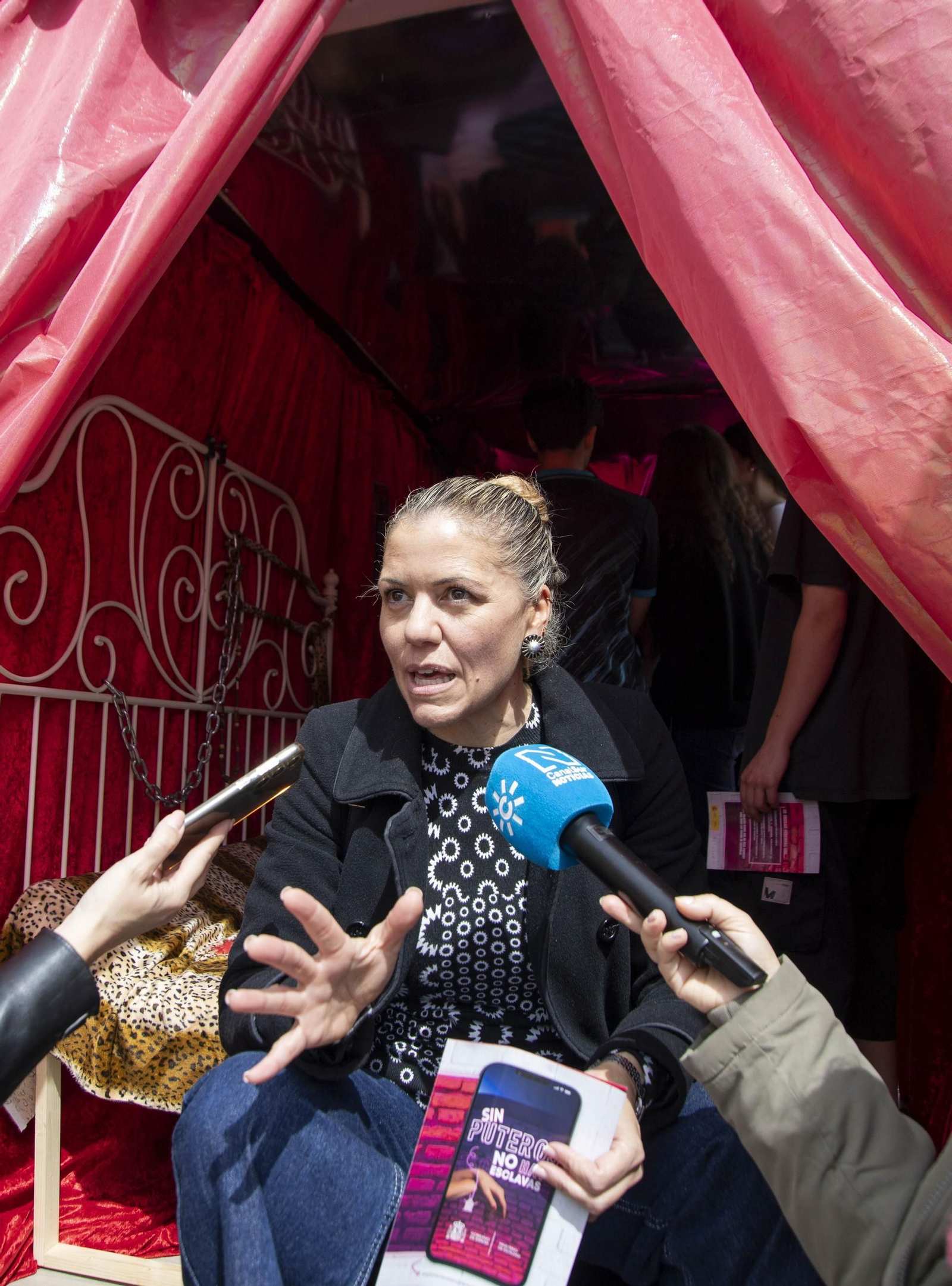 Sensibilización sobre la trata de mujeres en el IES Maestro Padilla de Almería, en imágenes