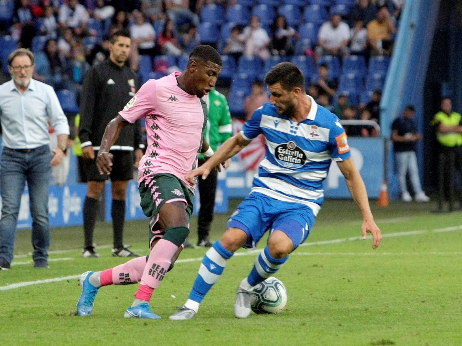 El lateral Emerson dribla a Borja Valle.